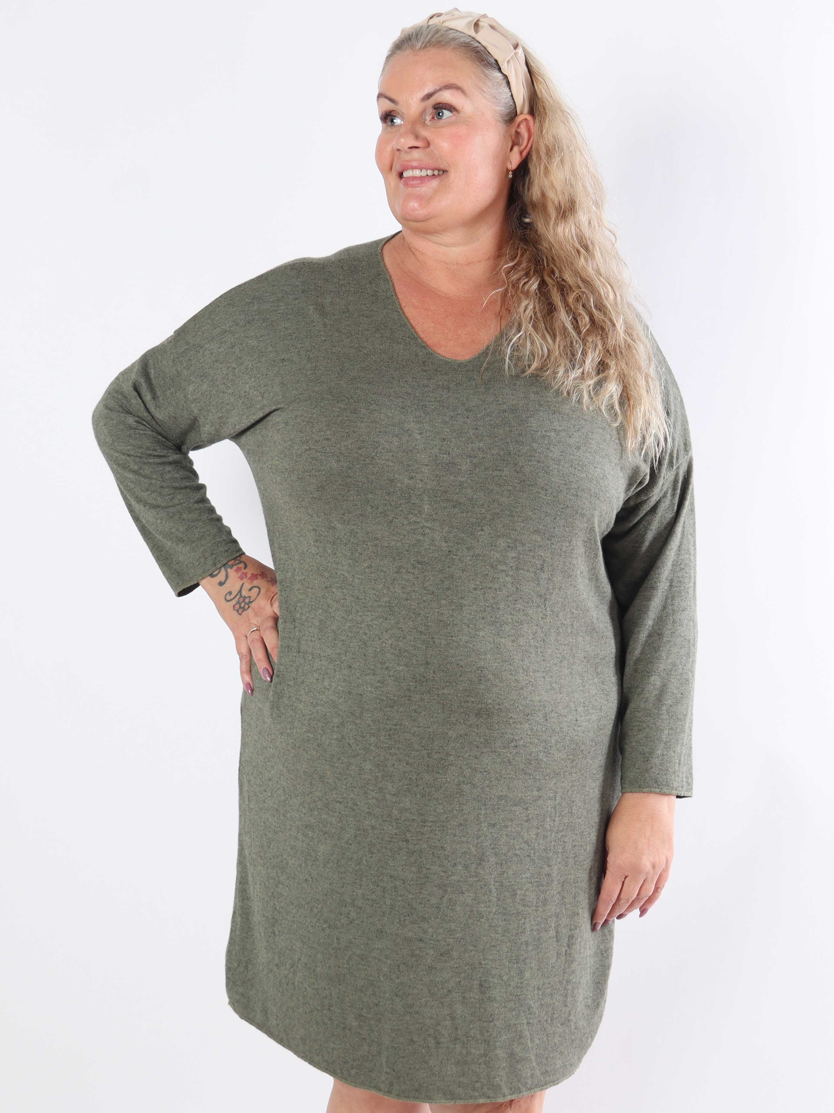 Djamila Long - Mega mjuk plus size-klänning i viskos med v-ringning